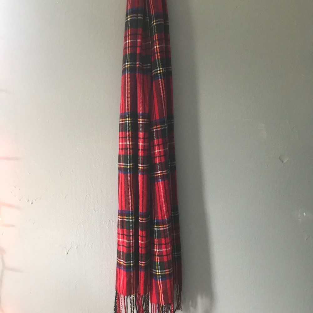 CLASSIC! Red plaid scarf! 😍
